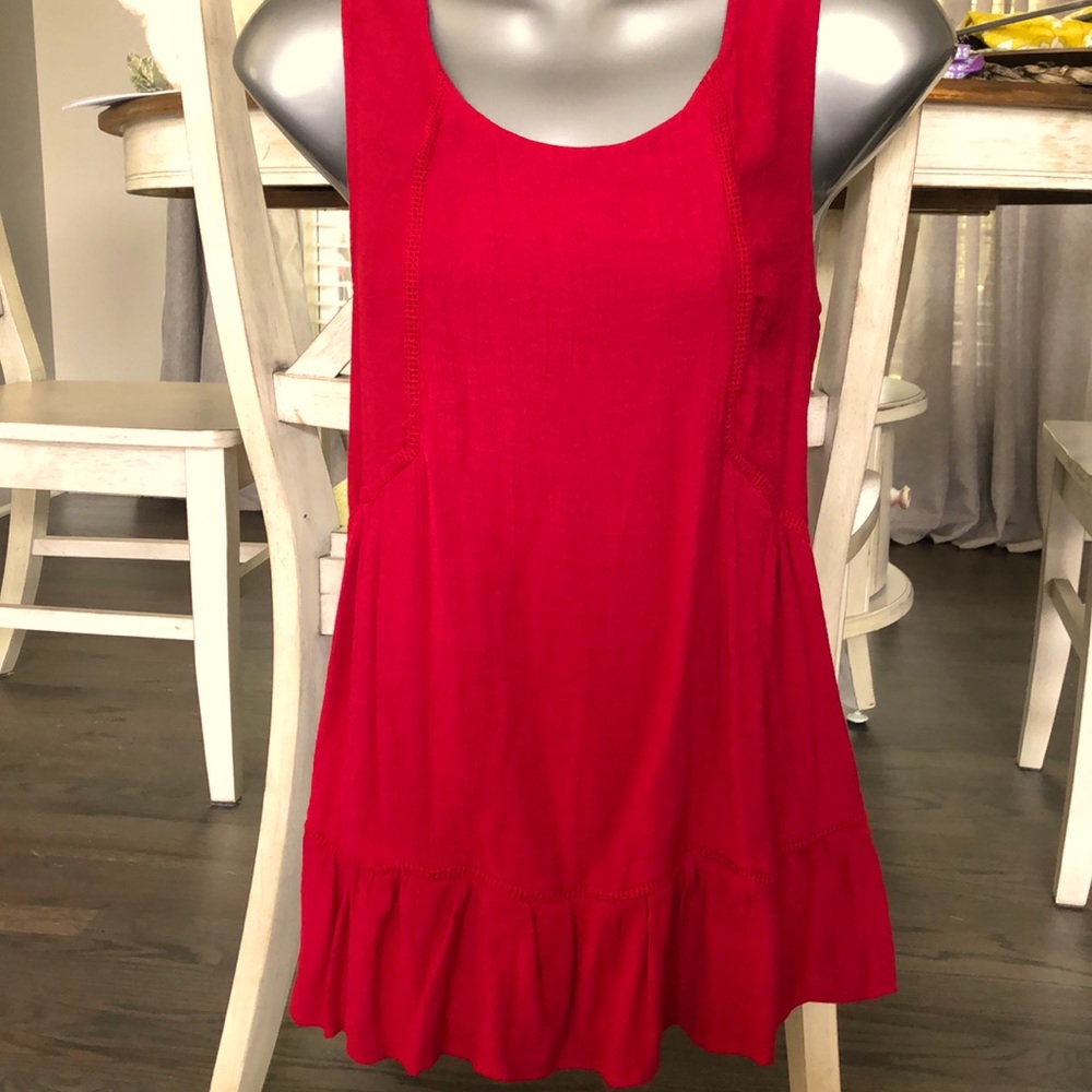 M red peplum sleeveless top.